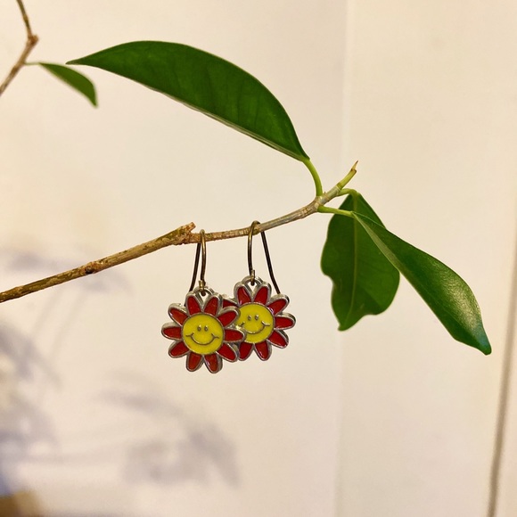 ✨ SMILING SUN EARRINGS✨ - Picture 3 of 4